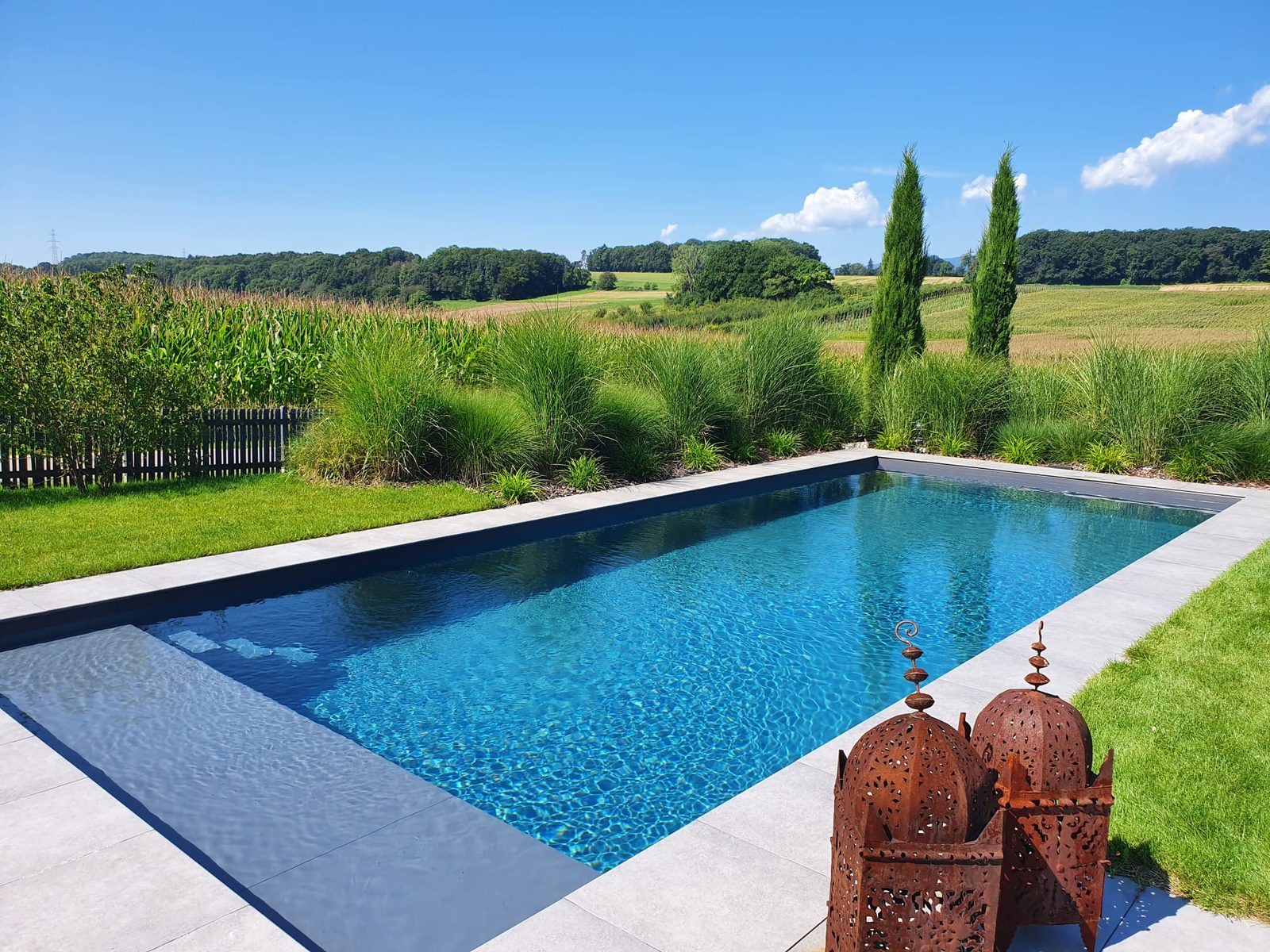 Piscine béton sur mesure dans un jardin de campagne