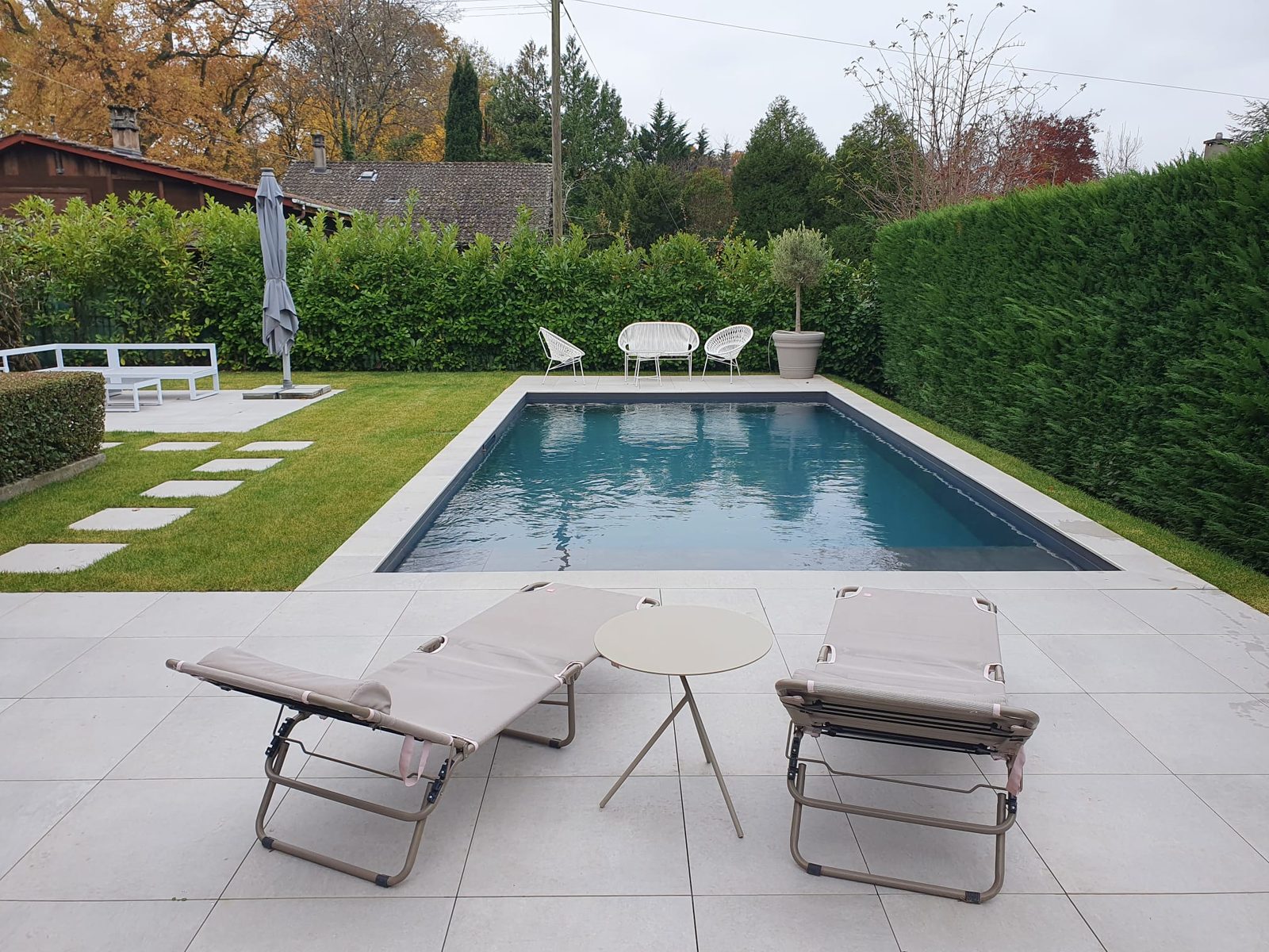 Piscine béton sur mesure avec terrasse