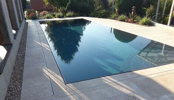 Piscine miroir contemporaine