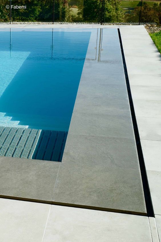 Reflection on a mirror-edge pool