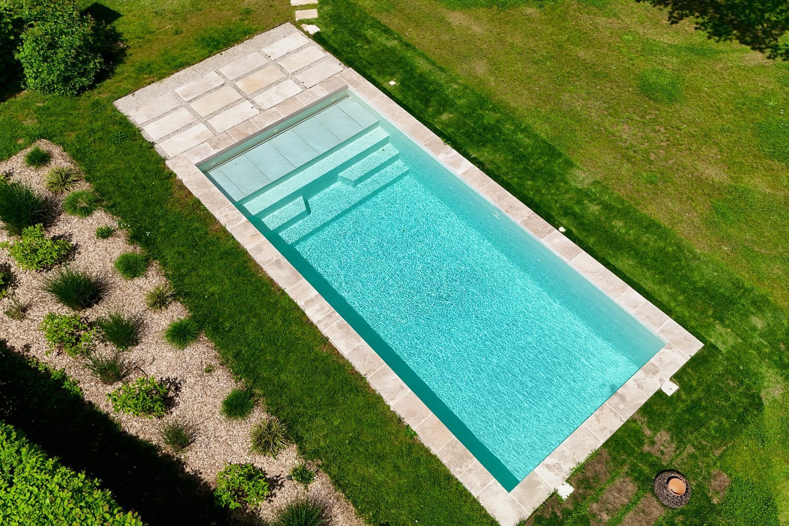 Piscine coque vue du ciel