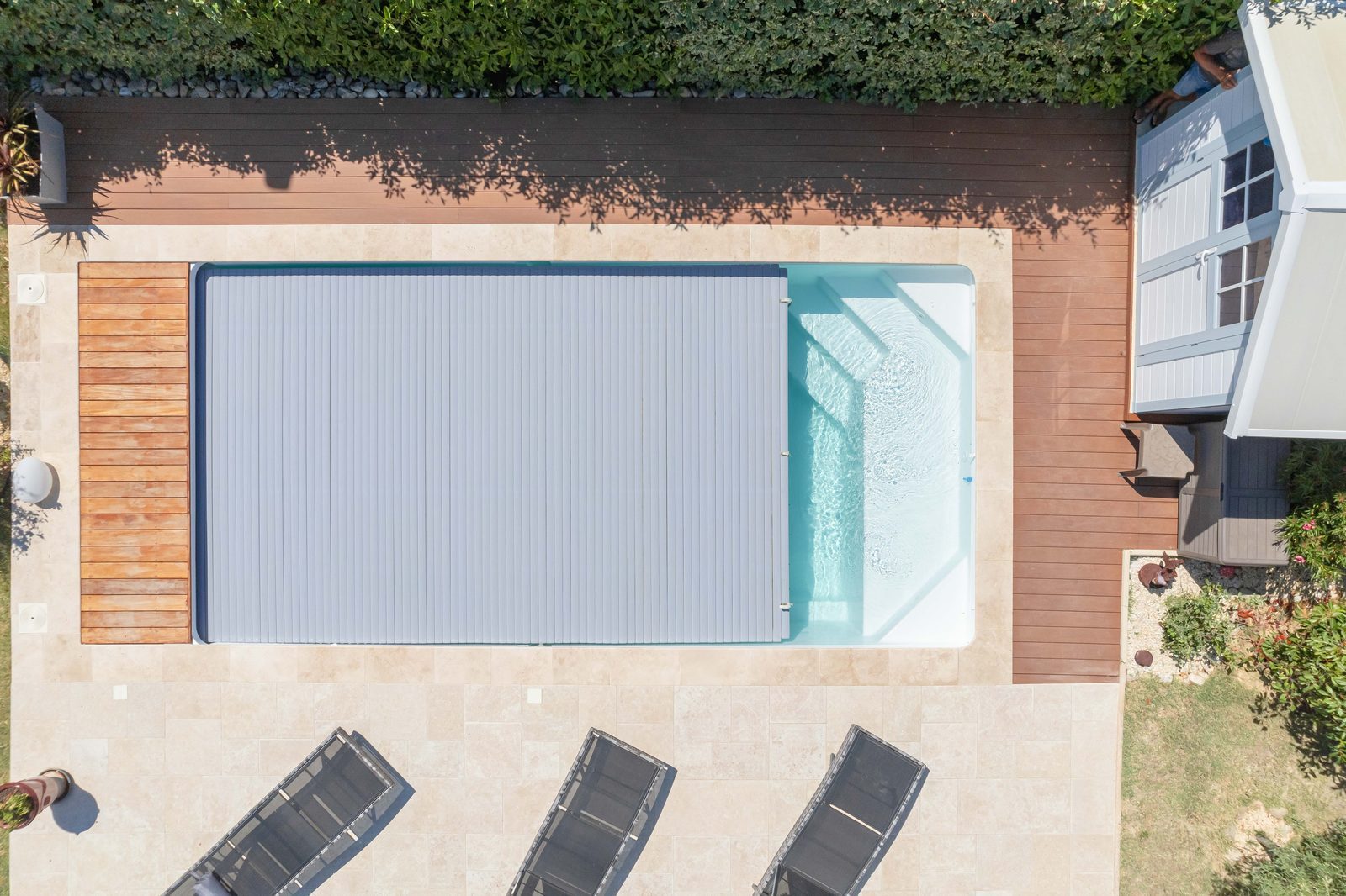 Eau de piscine claire et cristalline