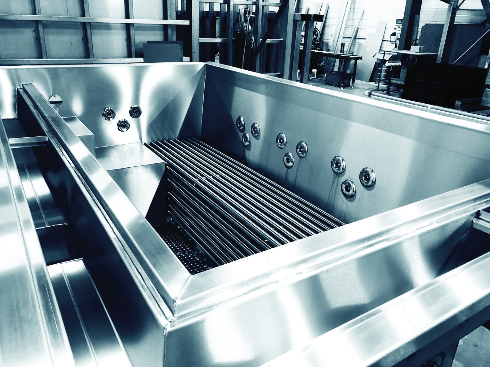 Jets and counter-current swim jet integrated into the stainless-steel tank