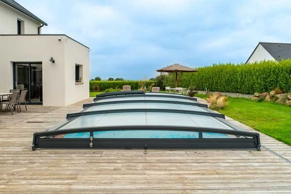Low Azenco pool enclosure in anthracite aluminium