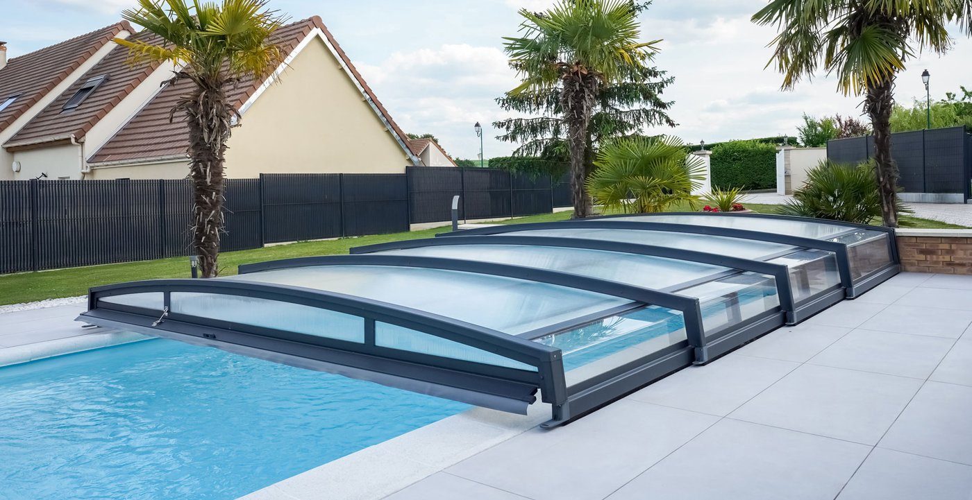 Low telescopic Azenco Néo pool enclosure