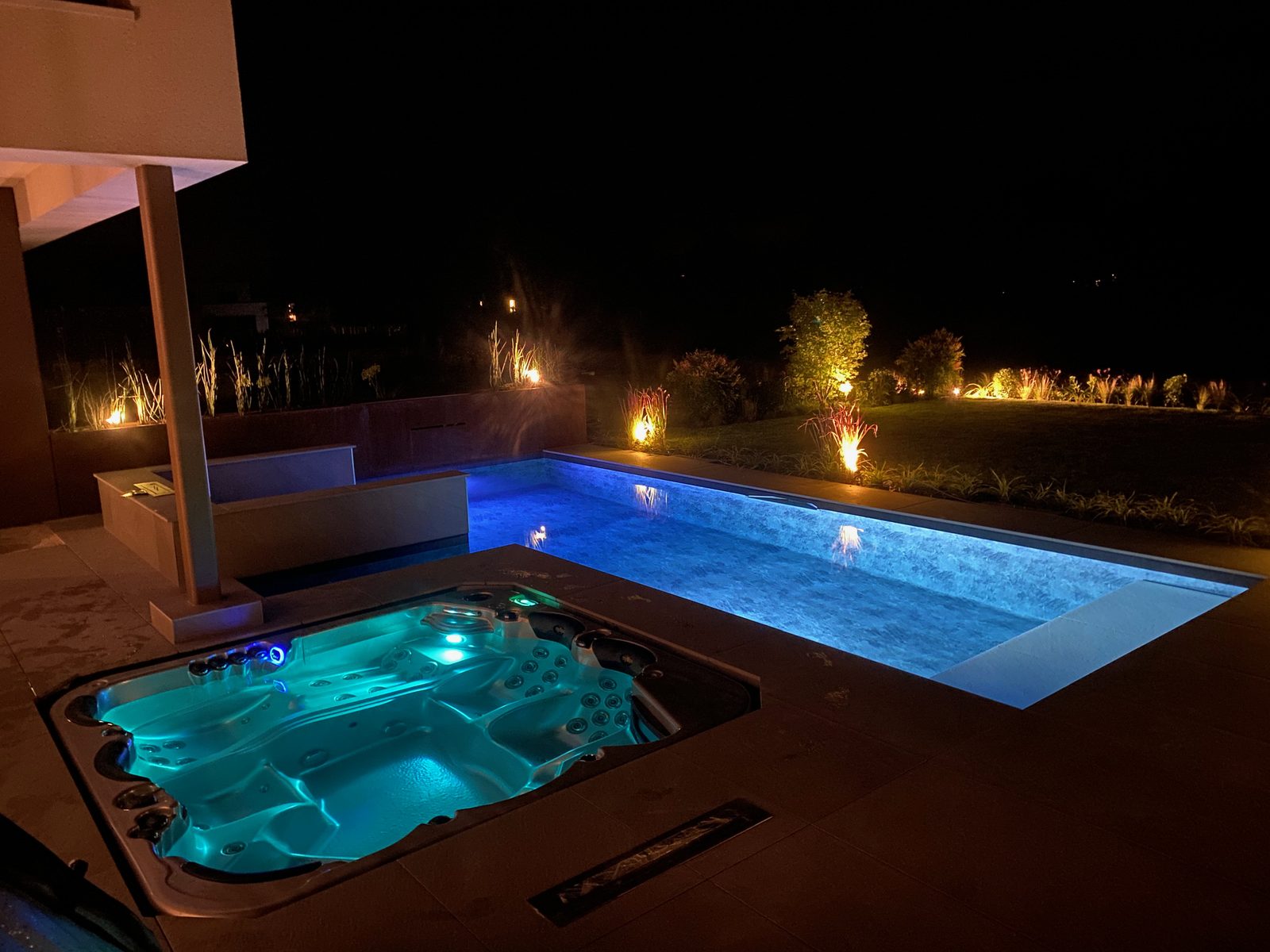 Spa hydromassant illuminé de nuit, installé par Swiss Piscine