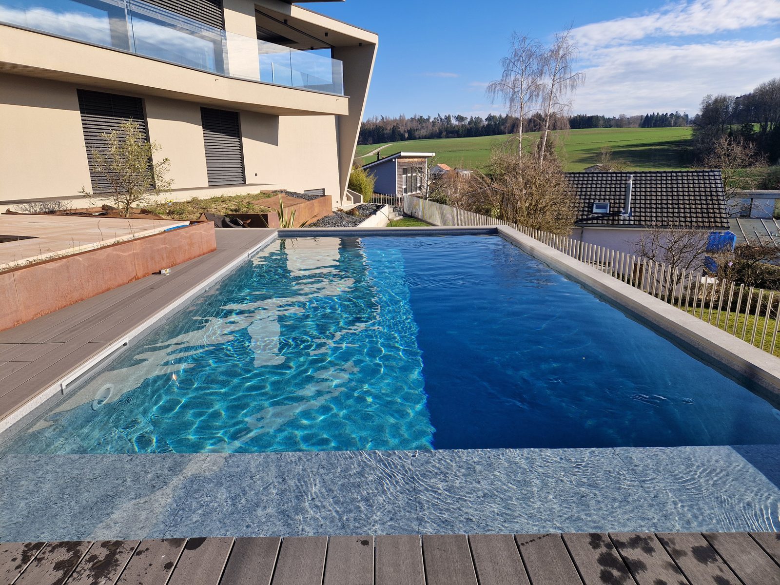 Betonpool nach Mass vor einem Architektenhaus