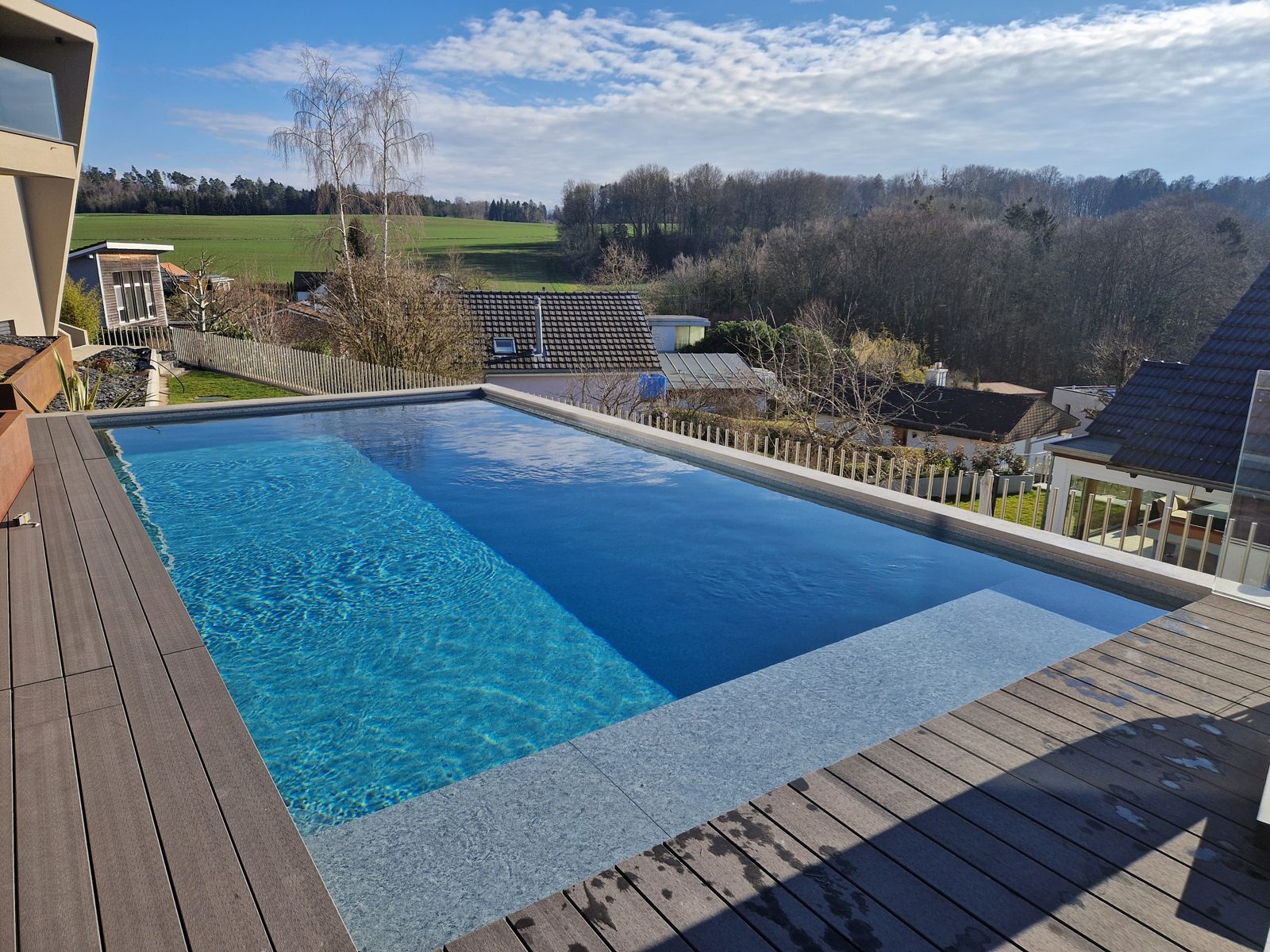 Piscine réalisée par Swiss Piscine dans le canton de Fribourg