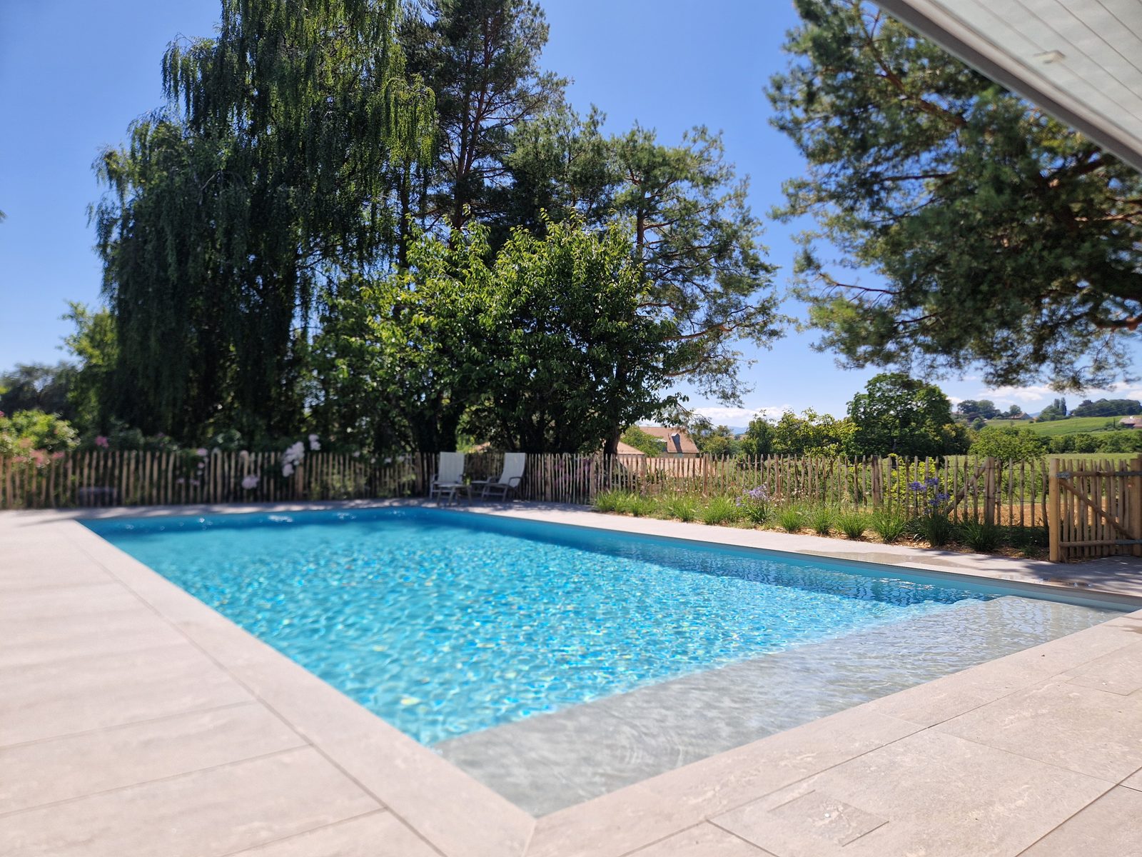 Mini-piscine béton sur mesure compacte