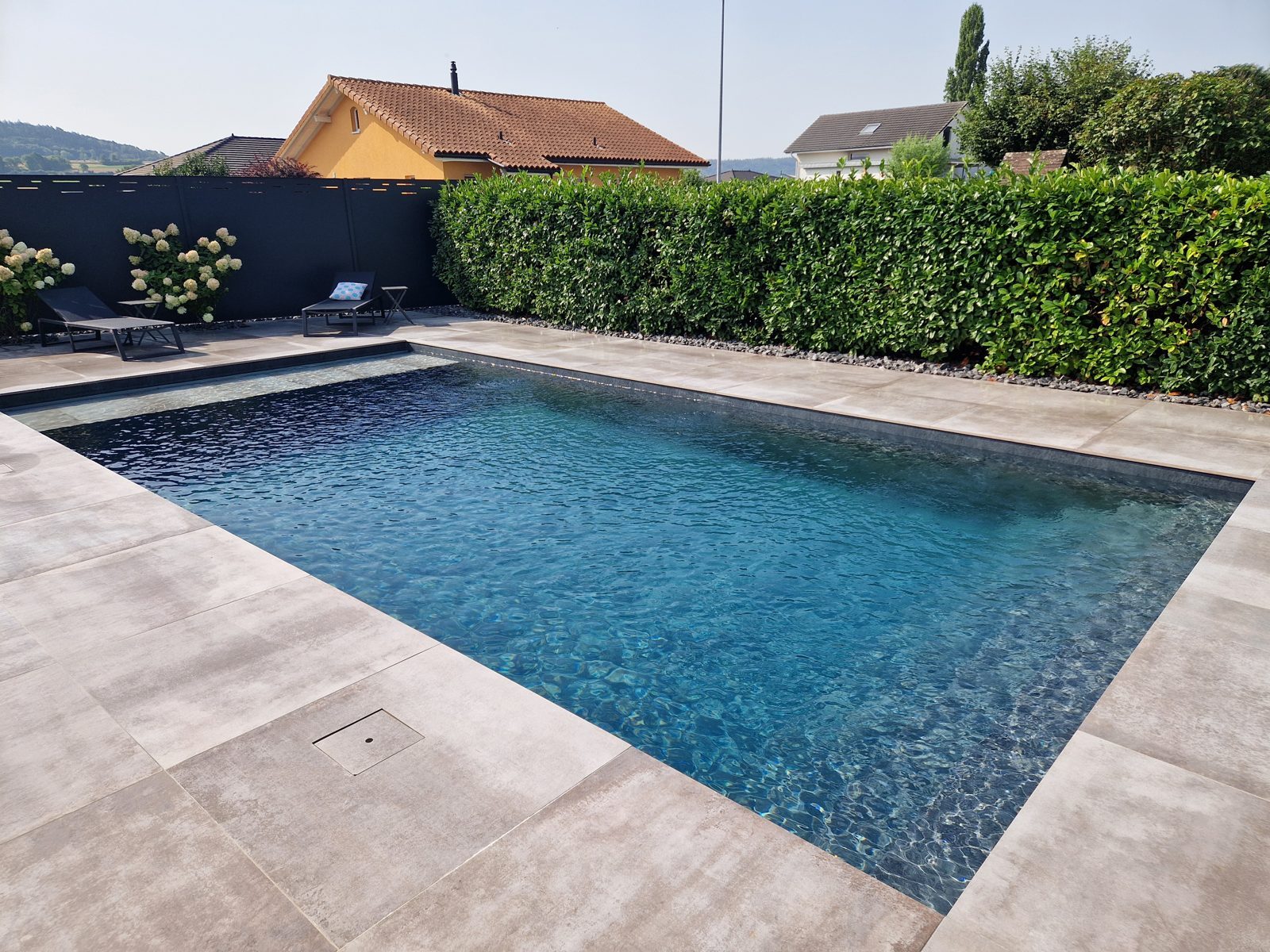 Klassischer rechteckiger Betonpool von Swiss Piscine