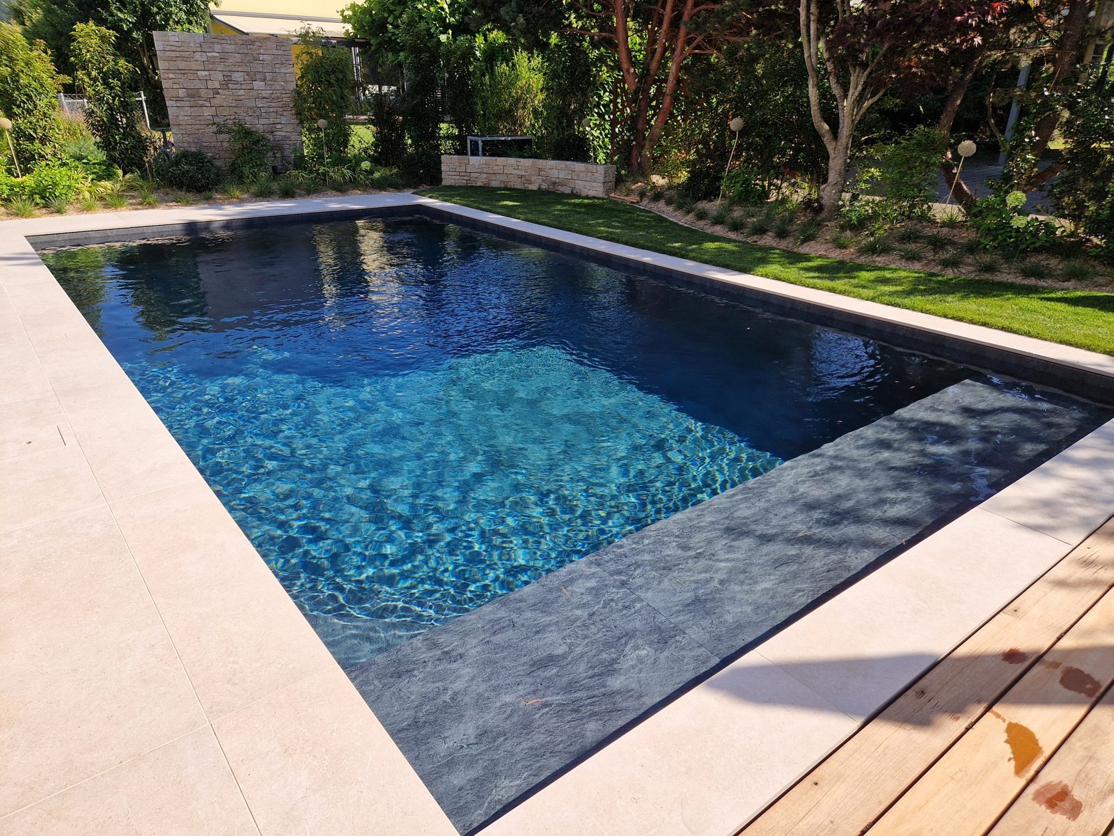 Piscine béton sur mesure réalisée par Swiss Piscine en Valais