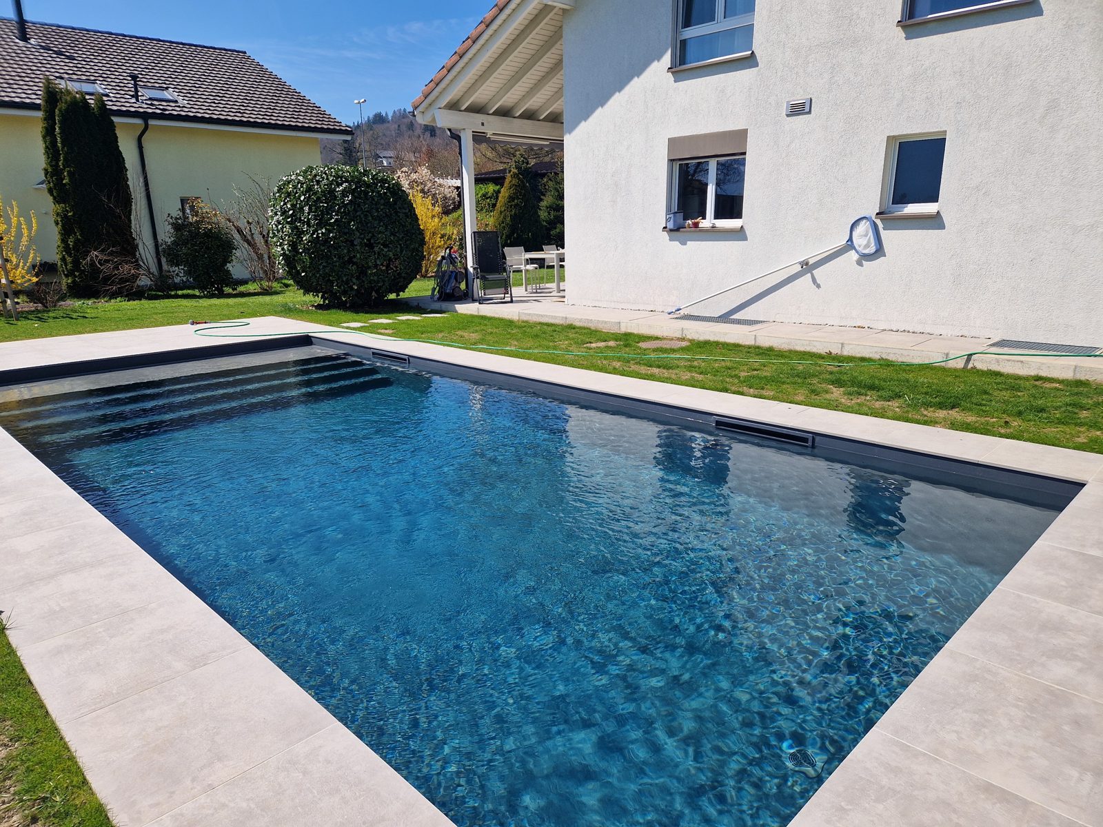 Piscine réalisée par Swiss Piscine sur la Riviera vaudoise