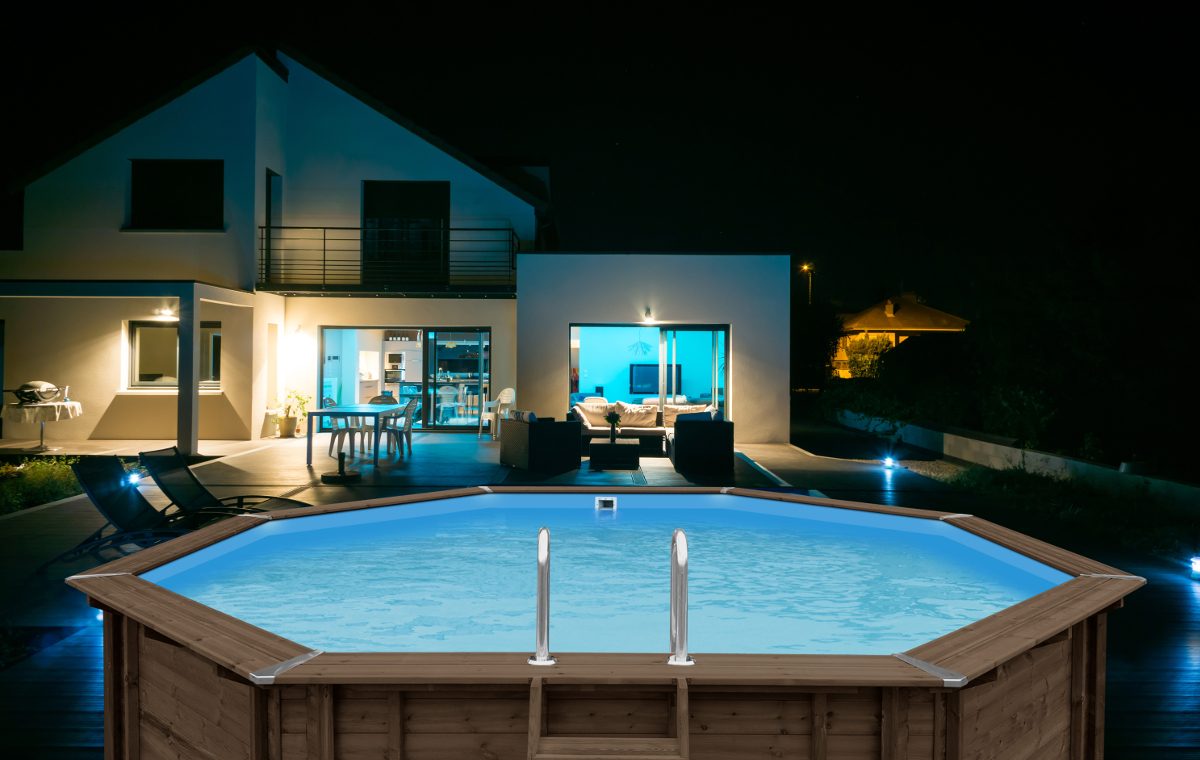 Abatec Holzpool Modell Blue Hawaii am Abend beleuchtet