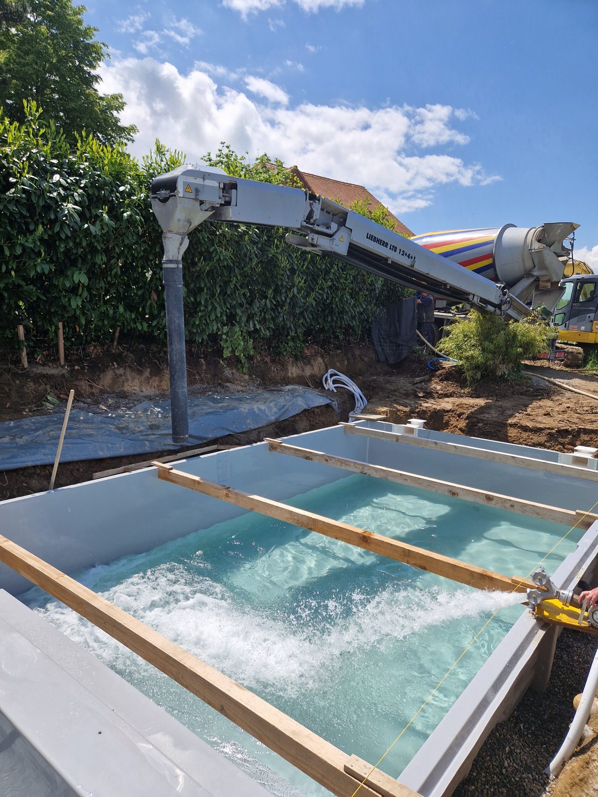 Pose d'une piscine coque au grappin par Swiss Piscine