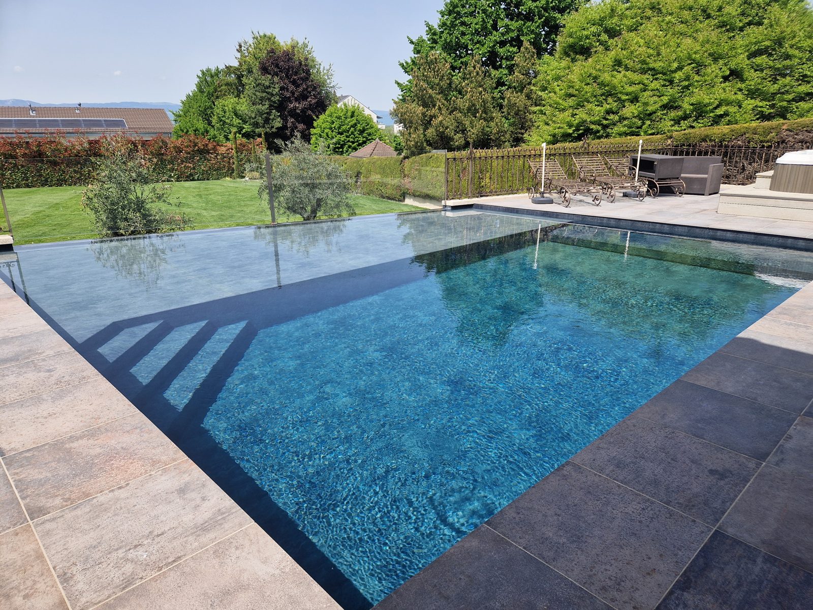 Piscine à débordement réalisée par Swiss Piscine en Valais