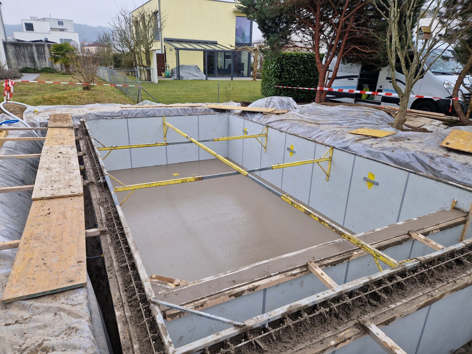 Structure béton armé d'une piscine en construction
