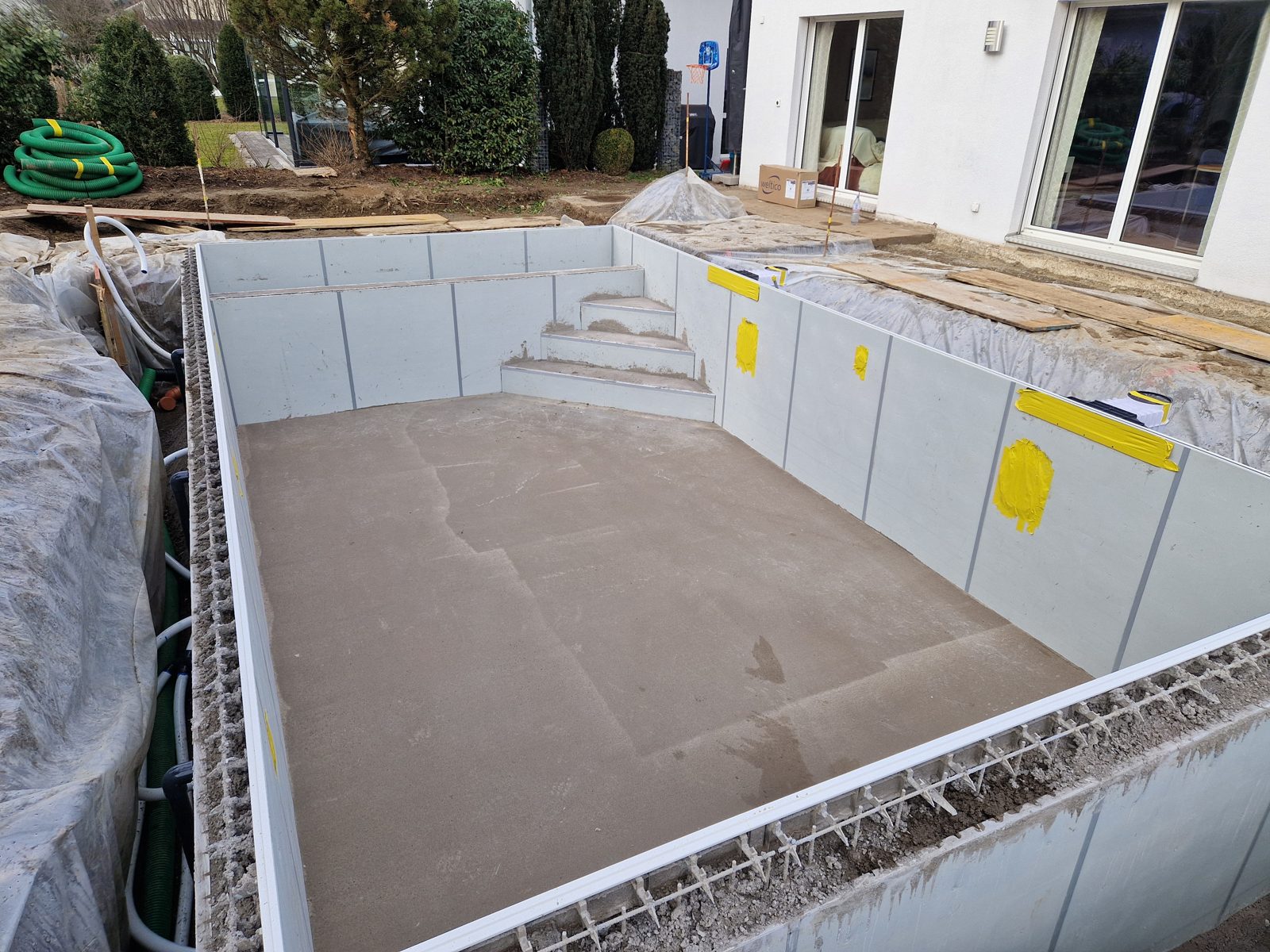 Construction of a reinforced-concrete pool by Swiss Piscine: Aquafeat permanent formwork before the lining is fitted