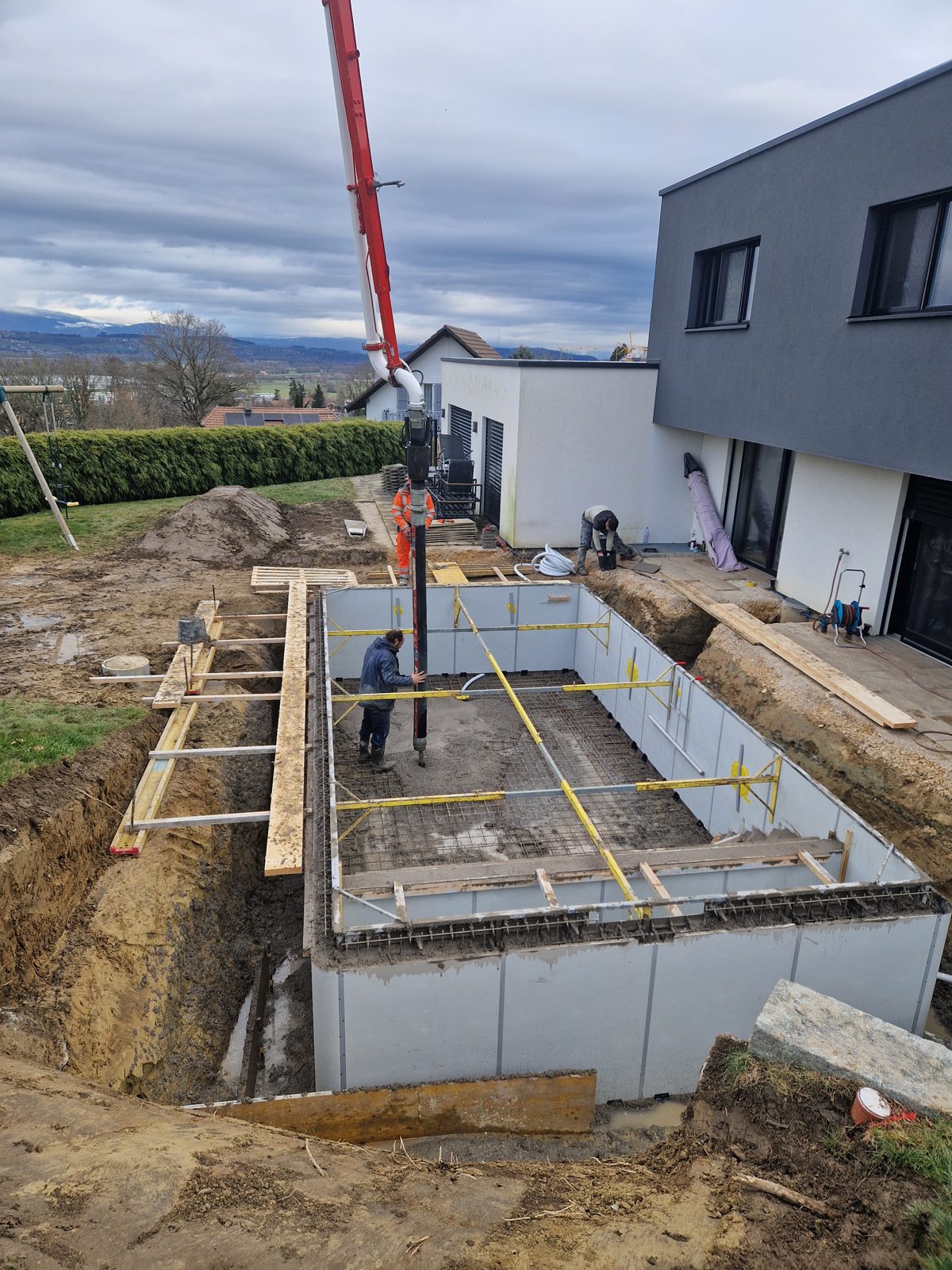 Terrassement et coffrage d'une piscine béton par Swiss Piscine