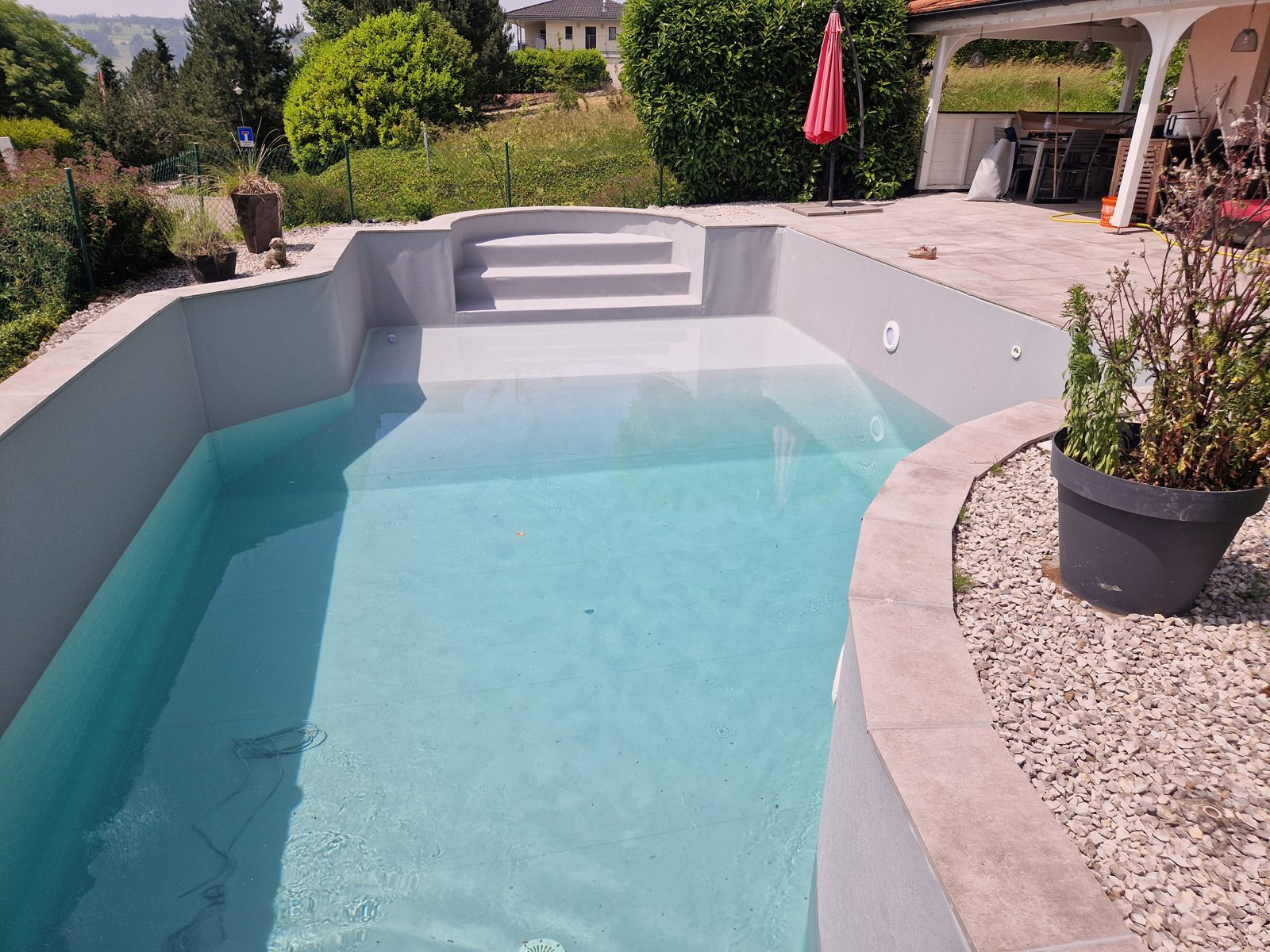 Von Swiss Piscine sanierter Pool mit Mosaikbelag