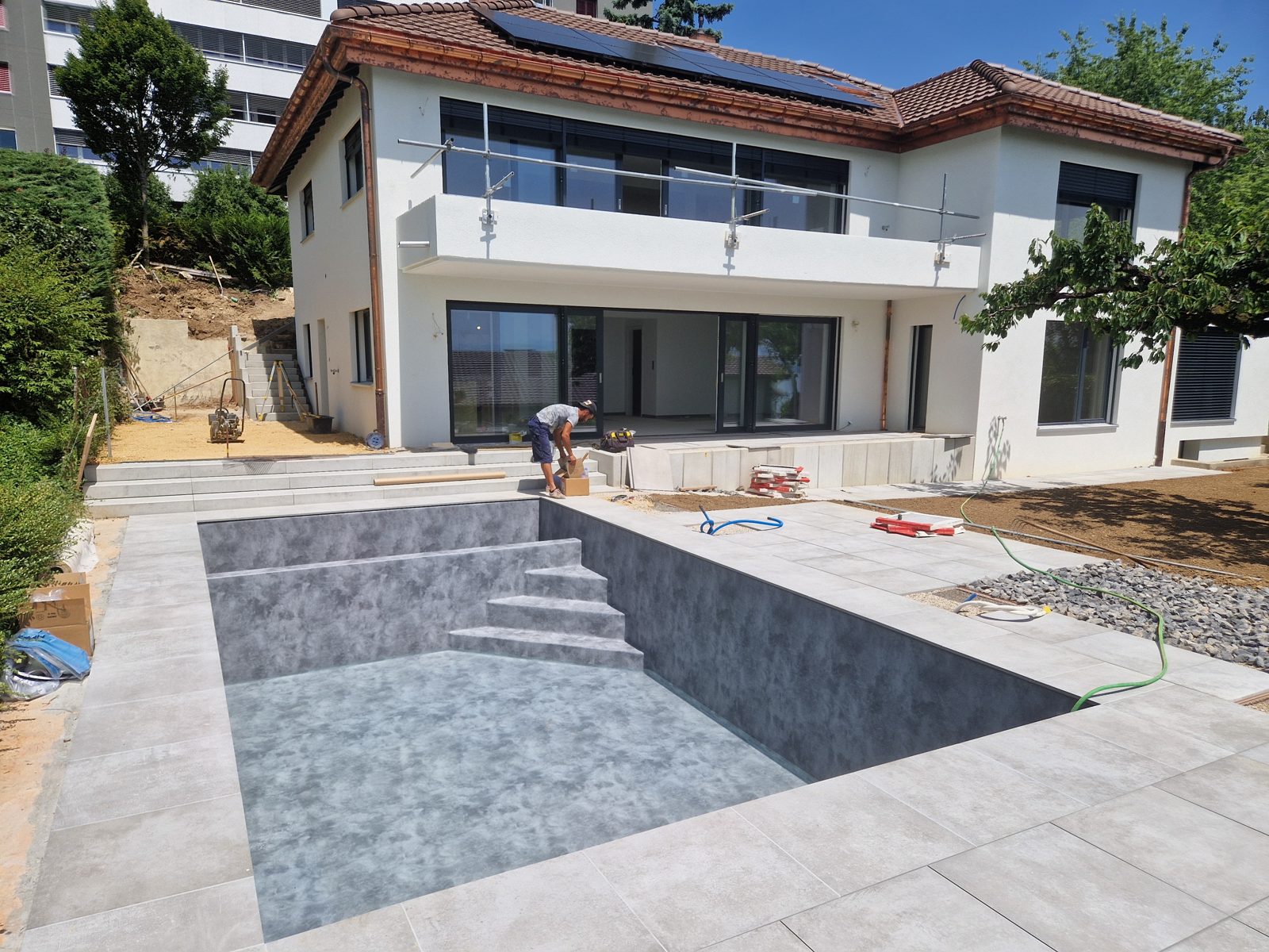 Mit verstärkter PVC-Membran und Randsteinen erneuerter Pool
