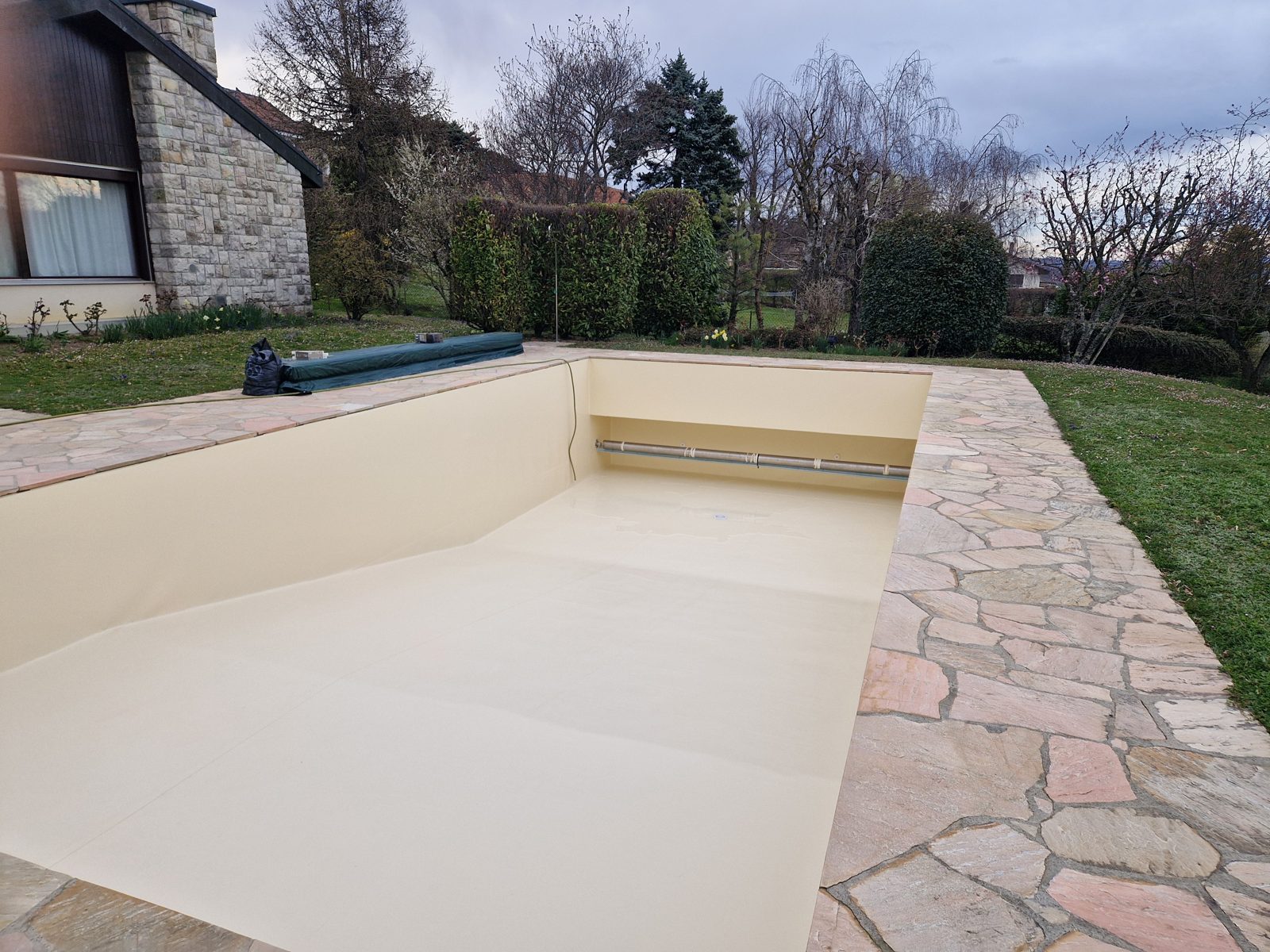 Verlegung von verstärktem PVC in einem zu sanierenden Pool