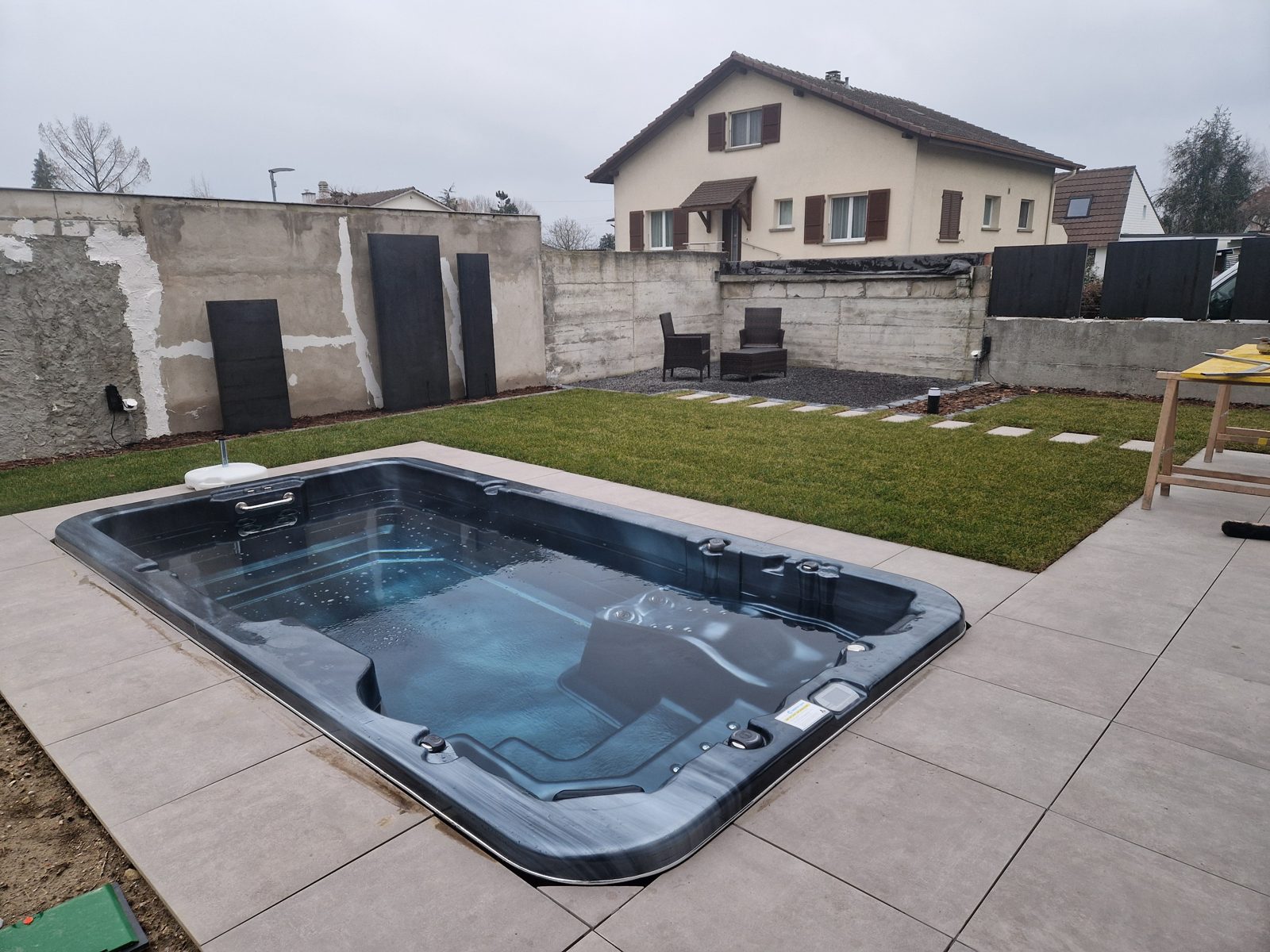 Spa de massage installé par Swiss Piscine