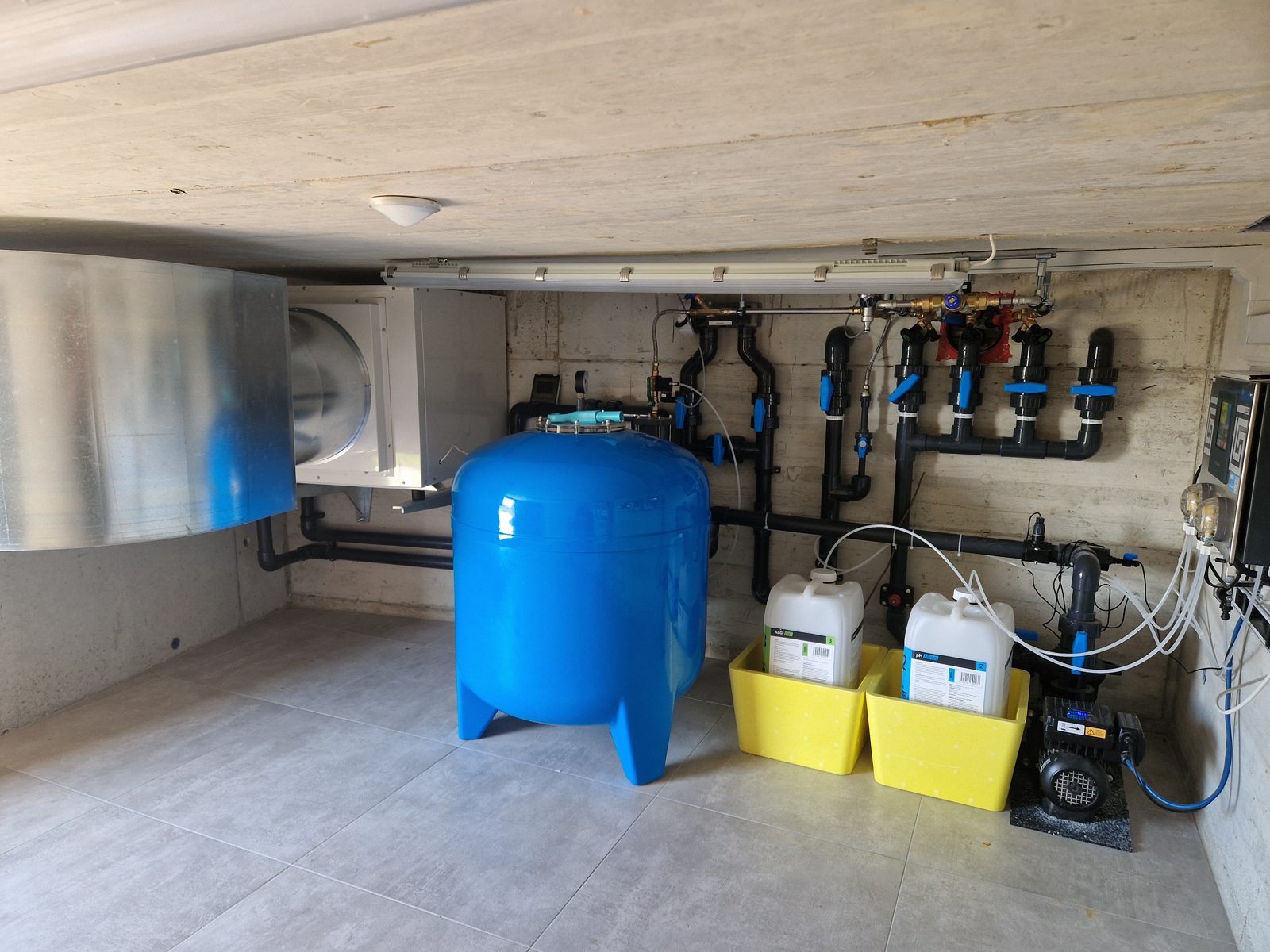 Von Swiss Piscine sanierter Pool-Technikraum: Pumpe, Filter und Verrohrung