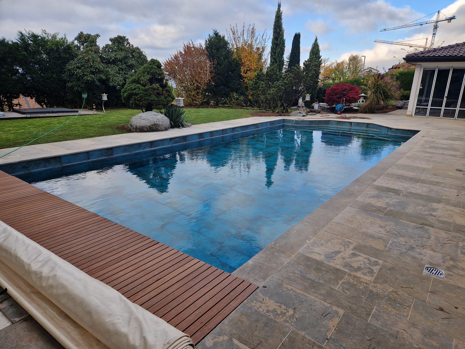 Piscine à débordement contemporaine réalisée sur la Riviera vaudoise