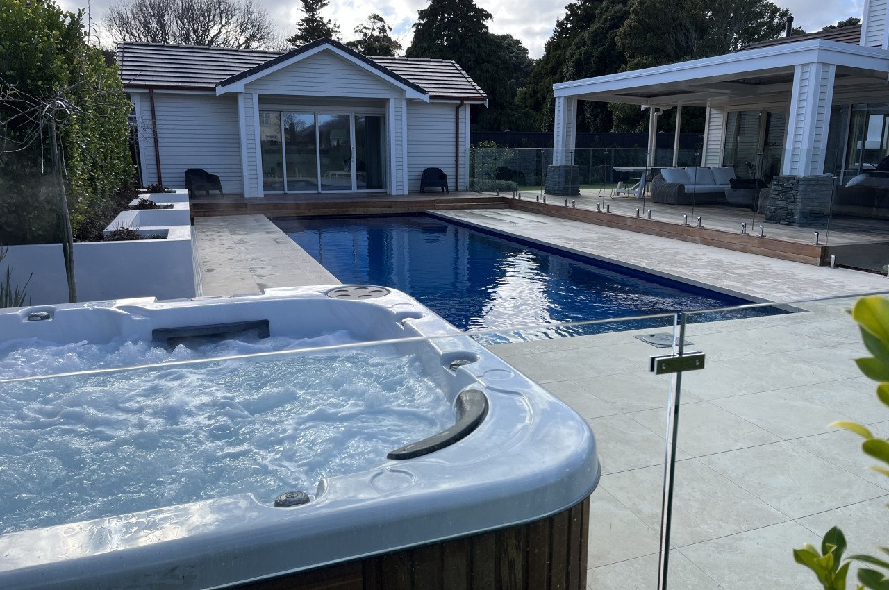 Spa de massage Sapphire MyExtravagance au bord d'une piscine à débordement