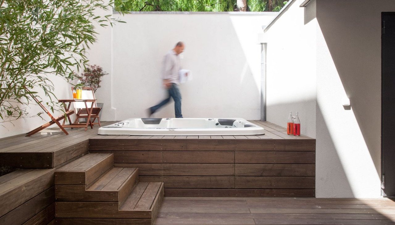 Spa de massage Sapphire MyOasis encastré dans une terrasse bois