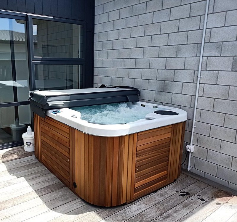 Spa de massage Sapphire MyPartner installé sur une terrasse bois