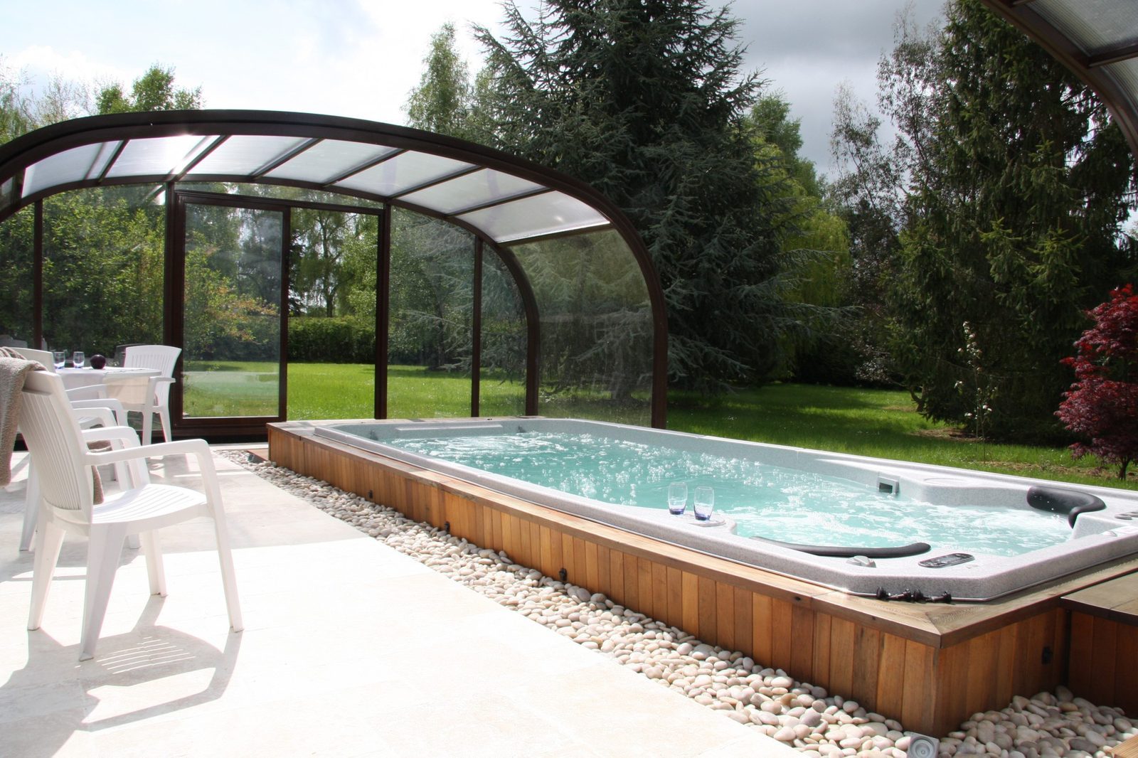 Sapphire Swim-Spa unter einer Überdachung installiert