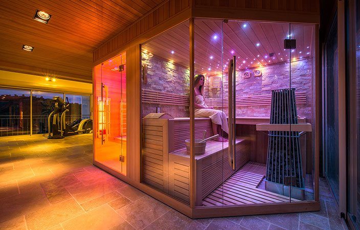 Stimmungsvolle Sauna neben einem Pool