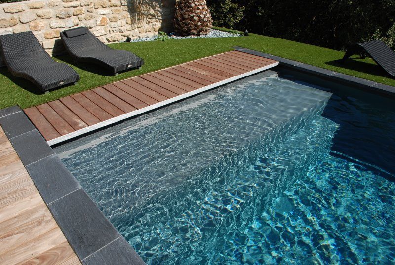 Volet automatique couvrant une piscine